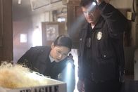 The Rookie – Als ein Eisenbahnraub eine tödliche Wendung nimmt, werden Chen (Melissa O'Neil) und Nolan (Nathan Fillion) gerufen, um zu ermitteln. Bei näherer Untersuchung des Wagons, machen sie eine überraschende Entdeckung.
