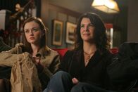 Gilmore Girls – Da Rory (Alexis Bledel, l.) und Lorelai (Lauren Graham, r.) möchten, dass sich ihre beiden Männer gut verstehen, arrangieren sie ein Doppeldate. Keine gute Idee ...