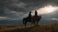 Yellowstone – Rip Wheeler (Cole Hauser, l,) und Beth Dutton (Kelly Reilly, r.)