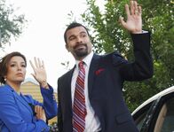 Desperate Housewives – Müssen sich mit ihrer Herkunft auseinandersetzten: Gabrielle (Eva Longoria, l.) und Carlos (Ricardo Antonio Chavira, r.) ...