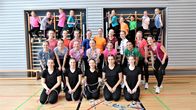 Checkerin Marina – Checkerin Marina (vorne Mitte) lernt beim Rope-Skipping-Team aus Neutraubling, was Double Dutch ist.