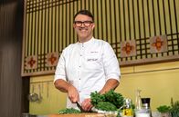 ARD-Buffet – Zack, zack! Der Hamburger Gastronom Tarik Rose bereitet im ARD-Buffet Blitzrouladen mit Ofengmüse zu.