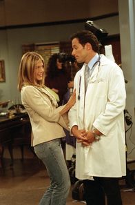 Friends – Rachel (Jennifer Aniston, l.) lernt durch Joey den bekannten Schauspieler Kash (Johnny Messner, r.) kennen und vereinbart mit ihm ein Date.
