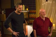 Community – Hickey (Jonathan Banks, r.) hat so seine Probleme mit einem seiner Söhne, der ihn nicht sehen will. Jeff (Joel McHale, l.) und der Rest der Gruppe wollen die beiden wieder zusammenbringen ...