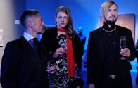 In aller Freundschaft – SENDER: ARD - SENDETITEL: In aller Freundschaft, Folge 830 - UNTERTITEL: Zwei schwierige Herren - CAPTION: ARD/MDR IN ALLER FREUNDSCHAFT, FOLGE 830, "Zwei schwierige Herren" Uhr im ERSTEN..Dr. Rolf Kaminski (Udo Schenk, li.) trifft bei einer Ausstellung zufällig auf seine Patientin Wanda Schäfer (Henriette Nagel, mi.), die am Vormittag mit Würgemalen bei ihm war. Kaminski ahnt, dass Wandas Begleiter (Komparse) dafür verantwortlich ist. Wanda bittet Kaminski um Diskretion, doch da hat sie die Rechnung ohne den Wirt gemacht..
