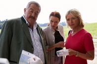 Die Rosenheim-Cops – Die Kommissare Hofer (Joseph Hannesschläger, l.) und Danner (Katharina Abt, r.) begutachten mit Pathologin Mai (Sina Wilke, M.), ein Projektil, das in der Nähe der Leiche in einem Baumstamm gefunden wurde.