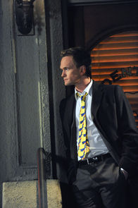 How I Met Your Mother – Wartet darauf, dass er endlich mit Nora schlafen darf, doch durch eine Anhäufung mehrerer schlimmer Dinge scheint dies verhindert zu werden: Barney (Neil Patrick Harris) ...