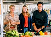 Meine Mutter ... – “Meine Mutter macht mich fertig” Heidi (Margarita Broich, l.), Toni (Diana Amft, m.), Rufus (Stephan Luca).