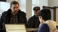 Check Check – (v.l.n.r.) Jan Rothe (Klaas Heufer-Umlauf); Udo Rothe (Uwe Preuss); Rezeptionistin (Lea Drinda)