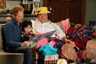 Modern Family – Cameron (Eric Stonestreet, re.) möchte Lily zum Geburtstag mit seinem Alter Ego, Clown Fisbo, eine Freude machen, doch Mitchell (Jesse Tyler Ferguson) ist strikt dagegen.