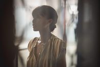 Deadly Tropics – Mélissa (Sonia Rolland) führt eine Hausdurchsuchung durch und stößt dabei auf weitere Indizien, die das Rätsel um den Fall vertiefen.