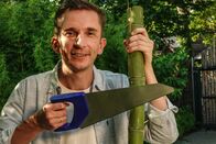 pur+ – Moderator Eric Mayer ist im Zoo Berlin und besucht dort die Pandabären-Familie. Wie kommen die Pandas an das essbare Innere? Eric Mayer macht ein kleines Experiment, um herauszufinden, wie schwierig es ist, Bambusstangen zu knacken und zu schälen. Wie läuft ein medizinisches Training mit dem Papa Pandabär ab? Und was wird im Zoo noch getan, um der bedrohten Tierart zu helfen?