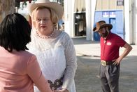 Baskets – (v.l.n.r.) Danielle Mana (Angela Martinez); Christine Baskets (Louie Anderson); Dale Baskets (Zach Galifianakis)