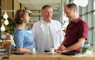 In aller Freundschaft – Roland Heilmann (Thomas Rühmann, mi.) wundert sich ein wenig, als er in der Cafeteria auf zwei sich angeregt Unterhaltende trifft. Da er seinen alten Freund Achim (Holger Daemgen, re.) nur zu gut kennt, ist ihm klar, was er da beobachtet und stellt die beiden als seine Freundin Katja (Julia Jäger, li.) und seinen besten Freund vor. Katja findet es äußerst amüsant, dass ausgerechnet Achim sie angeflirtet hat.