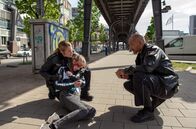 Großstadtrevier – Auf ihrer ersten gemeinsamen Streife lesen Bente Hinrichs (Sinha Melina Gierke, l.) und Lukas Petersen (Patrick Abozen, r.) die verletzte Linda Evers (Leonie Wesselow, M.) auf, die behauptet, gestürzt zu sein. Doch das glaubt Bente ihr nicht.