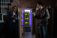Danowski - Blutapfel – Adam Danowski (Milan Peschel), Finzi (Andreas Döhler) entdecken einen geheimen Server-Raum hinter dem Vorratsschrank im Keller von Mordopfer Oliver.