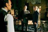 Der junge Inspektor Morse – Fred Thursday (Roger Allam, M.) und Endeavour Morse (Shaun Evans, r.) befragen den Manager der Band Wildwood Ralph Spender (David Sturzaker, l.) zum Todesfalls von Brain Finch.