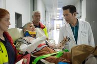In aller Freundschaft – Dr. Philipp Brentano (Thomas Koch, re.) nimmt von der Notärztin (Sabine Hennig, li.) Sabine Franz (Kathrin Waligura, mi.) entgegen. Sie hatte mit ihrem Mann einen unverschuldeten Autounfall und sich möglicherweise den Arm gebrochen. Sabine ist eine auffallend freundliche und zugewandte Person, die selbst diesem Umstand keinen Groll oder Schuldzuweisungen abgewinnen kann.