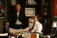Dr. House – Dr. James Wilson (Robert Sean Leonard, r.) hat Dr. Gregory Houses (Hugh Laurie, l.) Gitarre "entführt? und will ihn so dazu bringen, endlich ein neues Team zusammenzustellen ...