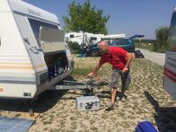 ATV - Die Reportage – Camping Sonnenland, Hr. Gruber beim Aufbau des Campingwagens