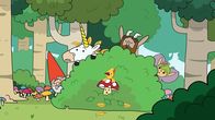 Super Happy Magic Forest – Eine Phoenix-Holzspechtdame hat sich auf Tupfens (Mitte) Kopf niedergelassen und will dort bleiben. Herbert (links), Blümchen (2. von links), Hufius (2. von rechts) und Twinkle (rechts) nach dem Zuhause der heimatlosen Spechtdame.