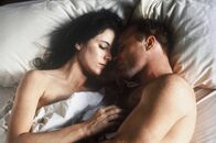 China Moon – Kyle Bodine (Ed Harris, r.) ist einer der besten Männer in der Mordkommission. Ein Schäferstündchen mit der verheirateten Rachel (Madeleine Stowe, l.) soll bald ungeahnte Folgen haben ...