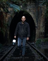 Mr. Inbetween – Ray Shoesmith (Scott Ryan)