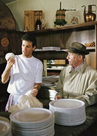 Tatort – Giovanni Ricci (Luca Zamperoni), Sizilianer im Allgäu mit einer eigenen Pizzeria, versucht Bienzle (Dietz-Werner Steck) davon zu überzeugen, dass er nichts von dem falschen Pass seines Bruders wusste.