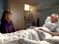 In aller Freundschaft – Die Ärzte der Sachsenklinik vermuten, dass es sich bei Paul Habermann (Benjamin Morik) um einen Tumor im Kopf handelt, der den Sehnerv beeinflusst. Yvonne (Maren Gilzer) versucht ihrem Bruder Mut zuzusprechen und nicht gleich vom Schlimmsten auszugehen.