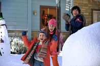 The Middle – Auch zu Weihnachten hört für Brick (Atticus Shaffer, vorne), Sue (Eden Sher, M.) und Axl (Charlie McDermott, hinten) der Streit mit den Nachbarskindern nicht auf ...
