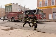 Chicago Fire – Schnelligkeit ist alles, vorne, l-r: Daniel Kyri als Darren Ritter, David Eigenberg als Christopher Herrmann