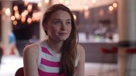 You & Me – Bens erstes Treffen mit der jungen Schauspielerin Emma Lyttleton (Jessica Barden) zu einem Interview für seine Zeitungskolumne geht mit Hindernissen einher.