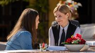 Sturm der Liebe – Katja (Isabell Stern, r.) hofft von ganzem Herzen, dass ihre Tochter (Katharina Scheuba, l.) den Prozess einigermaßen unbeschadet übersteht.