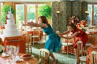 Desperate Housewives – Als Katherine (Dana Delany, l.) bemerkt, dass Bree (Marcia Cross, r.) die Idee ihrer Hochzeitstorte geklaut hat, kommt es zu einem handfesten Streit zwischen den beiden ...