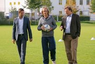 Die Rosenheim-Cops – Mord auf dem Fußballplatz: Erste Ermittlungen führen Hansen (Igor Jeftic, l.) und Hartl (Michael A. Grimm, r.) zu Trainer Rainer Kosinsky (Eisi Gulp, m.). Honorarfrei - nur für diese Sendung bei Nennung ZDF und Christian A. Rieger