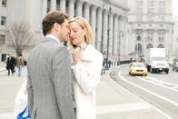 Zufällig verheiratet – Emma Lloyd (Uma Thurman, r.) moderiert eine erfolgreiche Radio-Talkshow und führt eine glückliche Beziehung mit ihrem konservativen Freund Richard (Colin Firth, l.). Als dieser ihr einen Antrag macht, scheint ihr Glück perfekt. Doch dann findet Emma heraus, dass sie scheinbar bereits verheiratet ist ...