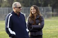 Modern Family – Jay (Ed O'Neill) und Gloria (Sofia Vergara) sind sich in Sachen Kindererziehung nicht einig.