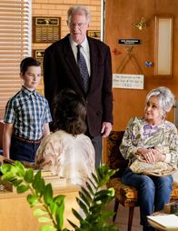 Young Sheldon – Iain Armitage (Sheldon Cooper), Melanie Lynskey (Professor Ericson), Ed Begley Jr. (Dr. Linkletter), Annie Potts (Constance 'Meemaw' Tucker).