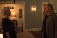 The Exorcist – Das unerwartete Auftauchen von Angelas (Geena Davis, r.) Mutter Chris (Sharon Gless, l.) sorgt nicht nur in der Rance-Familie für Unruhe ...