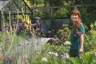 Querbeet – Moderatorin Sabrina Nitsche wässert die Pflanzen im Querbeet-Garten.