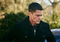 Wild Bill – Bill (Rob Lowe) hat gerade erfahren, dass ihn jemand aus den eigenen Reihen verraten hat.