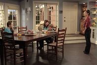 Last Man Standing – Um Geld für eine Klassenfahrt zu bekommen, bittet Mandy (Molly Ephraim, r.) ihre Schwester Kristin (Amanda Fuller, 2.v.l.) um einen Nebenjob in dem Restaurant, in dem die alleinerziehende Mutter von Boyd (Flynn Morrison, 2.v.r.) arbeitet. Eve (Kaitlyn Dever, l.) befürchtet, dass das kein gutes Ende nehmen wird ...