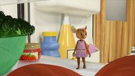 JoNaLu – Das ist ja das reinste Schlaraffenland hier! Naya inspiziert ein Fach im Kühlschrank, aber das gesuchte Eis ist nirgends zu finden.