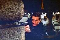Ronin – Der Amerikaner Sam (Robert De Niro) arbeitet als freier Agent und Söldner. Er hat den Dienst beim CIA quittiert und ist zum Ronin, zum Kämpfer ohne Herrn, geworden ...