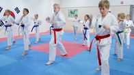 Mein bester Freund Marlon – v.l.: Martin Evensen) begleitet Sander (2.v.l.: Leon Rørtveit Sølland) zum Taekwondo-Training.