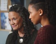 Mysterious Mermaids – Helen Hawkins (Rena Owen, l.); Maddie Bishop (Fola Evans-Akingbola, r.)