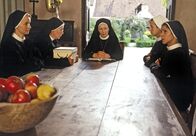 Um Himmels Willen – MDR Fernsehen UM HIMMELS WILLEN V. STAFFEL FOLGE 59, "Planspiele" Uhr. Der Mutter Oberin (Rosel Zech, M.) wächst die Arbeit in Kloster Kaltenthal langsam über den Kopf. Sie strapaziert die Nerven von Agnes (Emanuela von Frankenberg, l.), Felicitas (Karin Gregorek, 2.v.l.) Ingrid (Nathalie Schott, 2.v.r.) und Gina (Donia Ben-Jemia, r).