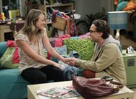 The Big Bang Theory – Penny (Kaley Cuoco, l.) hat einen schlechten Tag und stellt vieles in ihrem Leben in Frage, darunter auch Leonard (Johnny Galecki, r.) ...