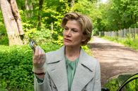 SOKO Stuttgart – Führt ein kleines Metalldöschen zur Tatperson? Martina Seiffert (Astrid M. Fünderich) untersucht noch einmal den Ort, an dem der Schnapsbrenner Frank Fährmann erschossen aufgefunden wurde. Ist das der entscheidende Hinweis?