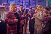 Die Kinderschwindlerin – Nachbarin Frau Junghans (Doris Kunstmann, l.) stellt Nina (Laura Storz, 3.v.r.) auf ihrer Einweihungsparty vor Sammy (Ekrem "Eko Fresh" Bora, 2.v.l.) und ihren Freunden (Komparsen) bloß.